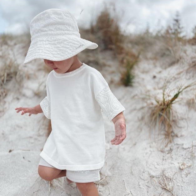 Basics knitted oversized tee - The wolf - oat milk - AwaMae
