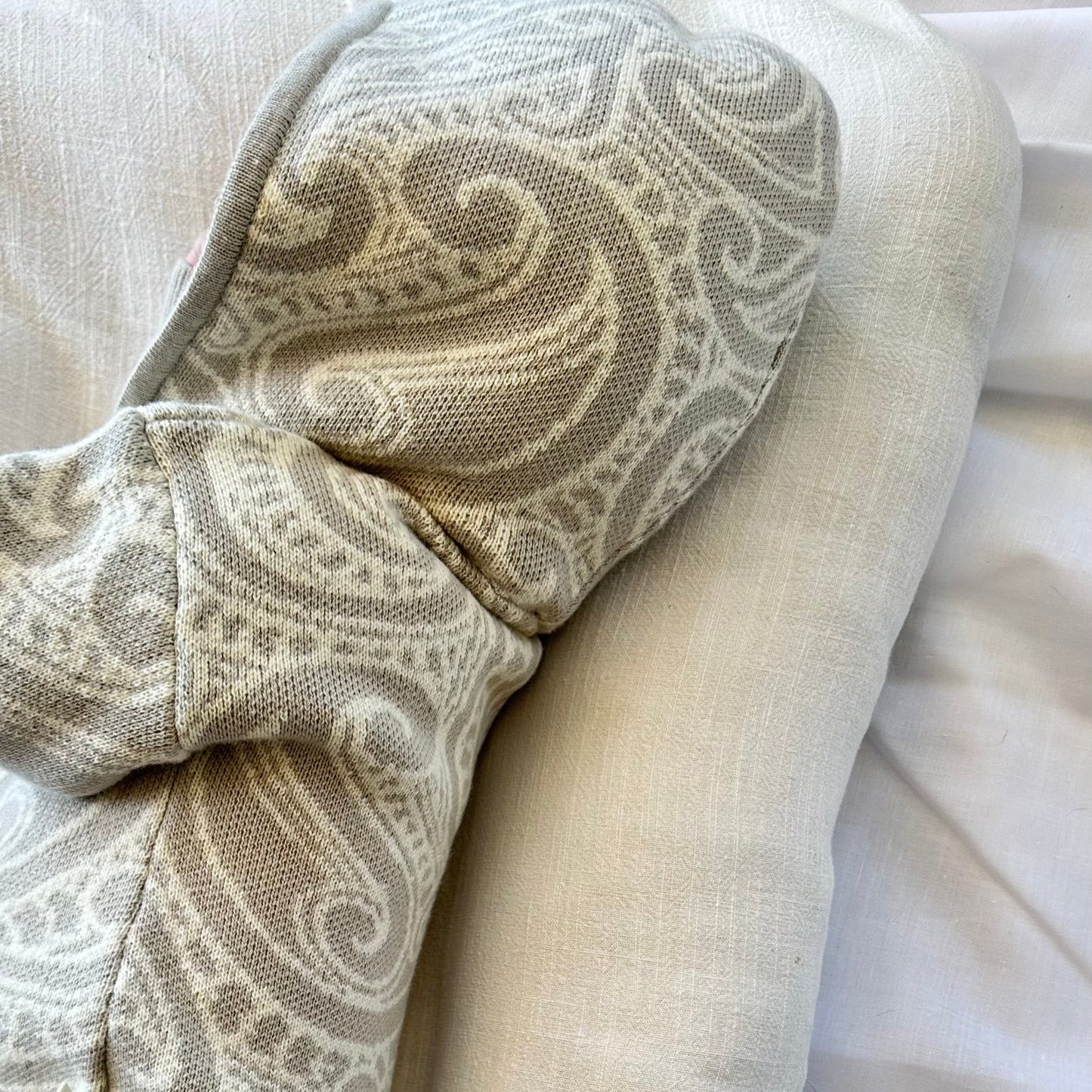 The wolf Sherpa hooded romper - Pebble