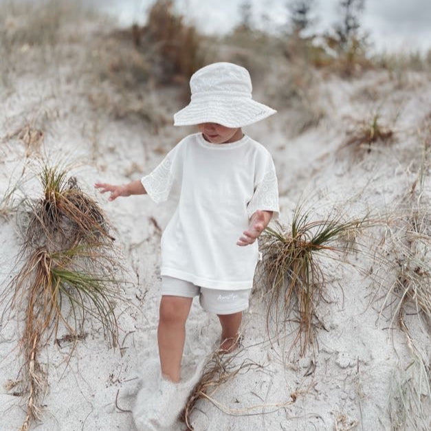 Basics knitted oversized tee - The wolf - oat milk - AwaMae