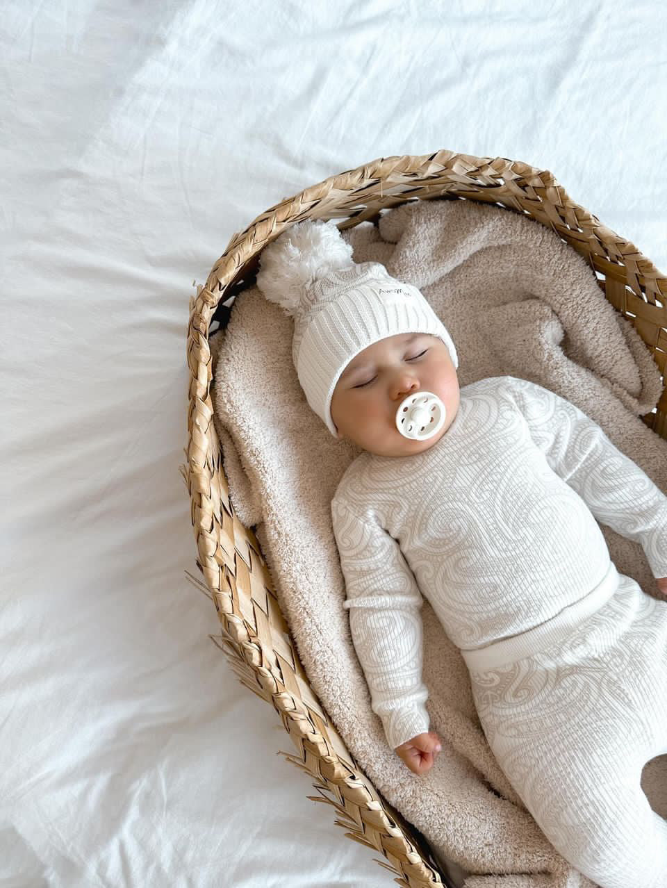 Basics ribbed knit leggings- The wolf- Oat milk - AwaMae