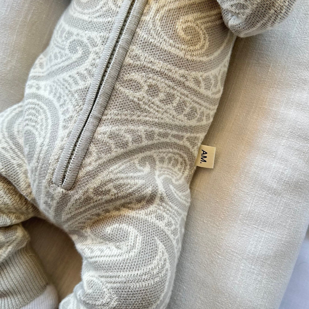 The wolf Sherpa hooded romper - Pebble.