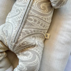 The wolf Sherpa hooded romper - Pebble.