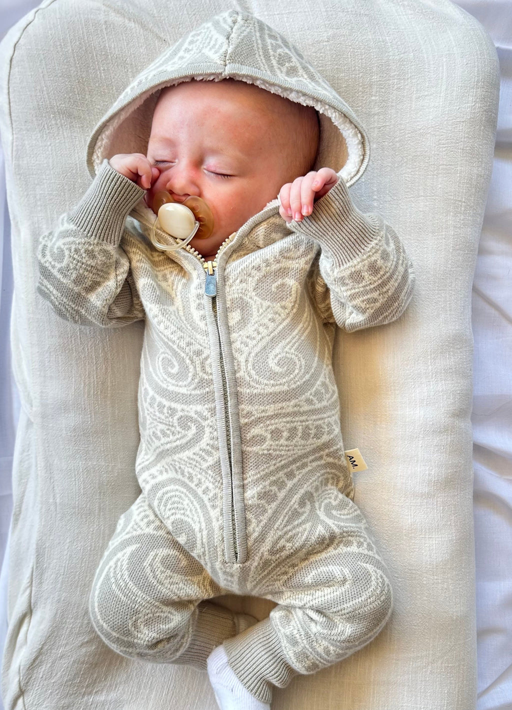 The wolf Sherpa hooded romper - Pebble.