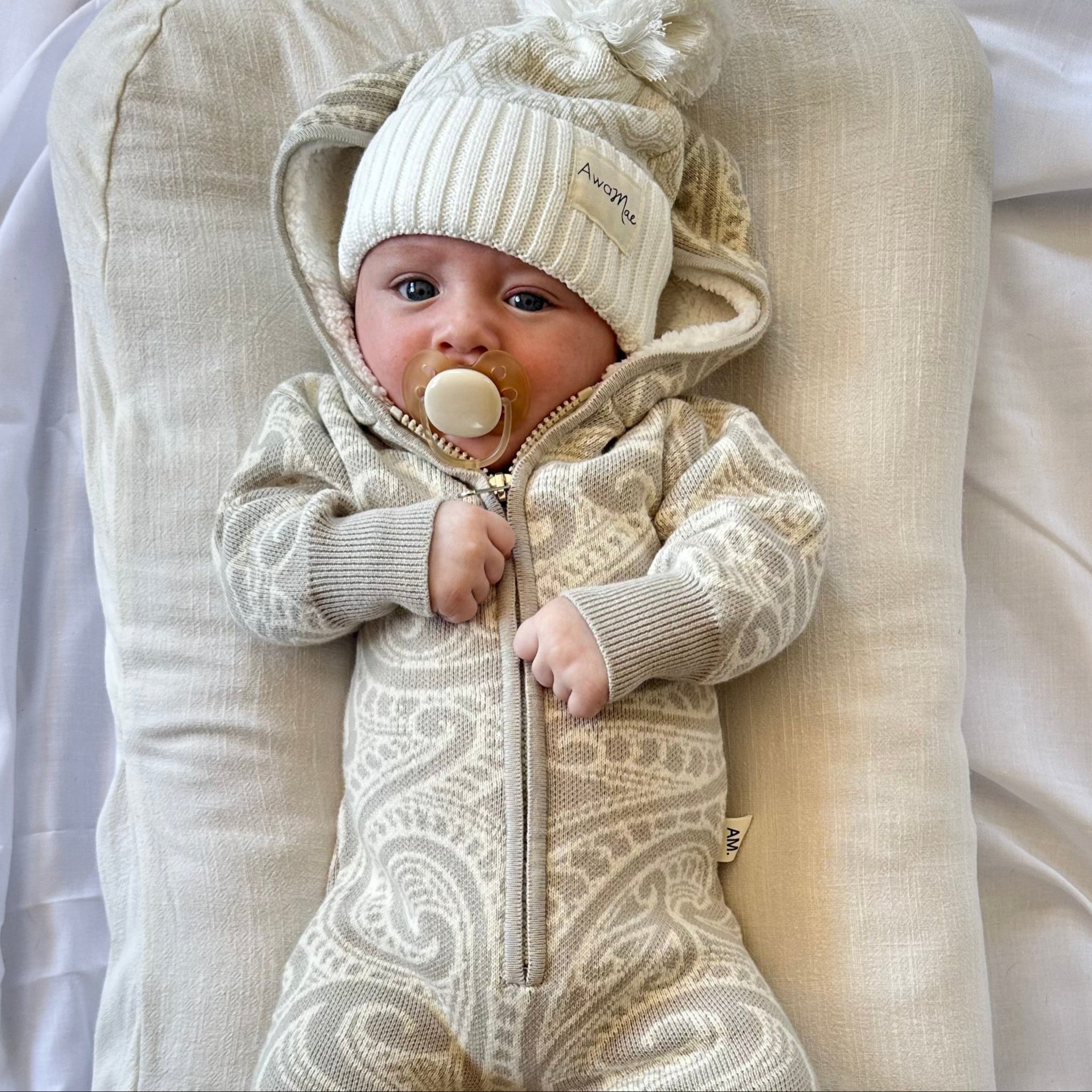 The wolf Sherpa hooded romper - Pebble.
