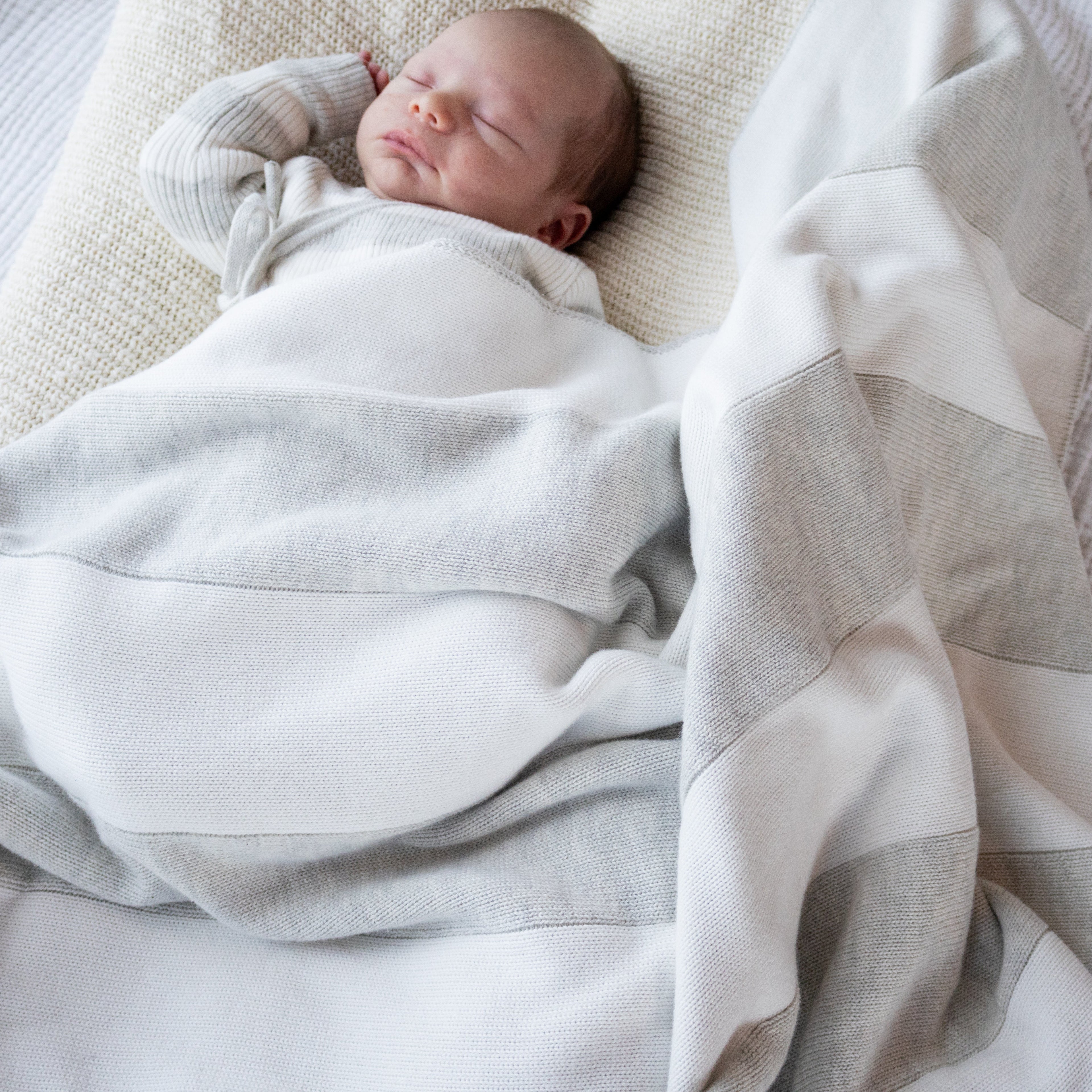 Knit blanket - Large stripes milk and mist