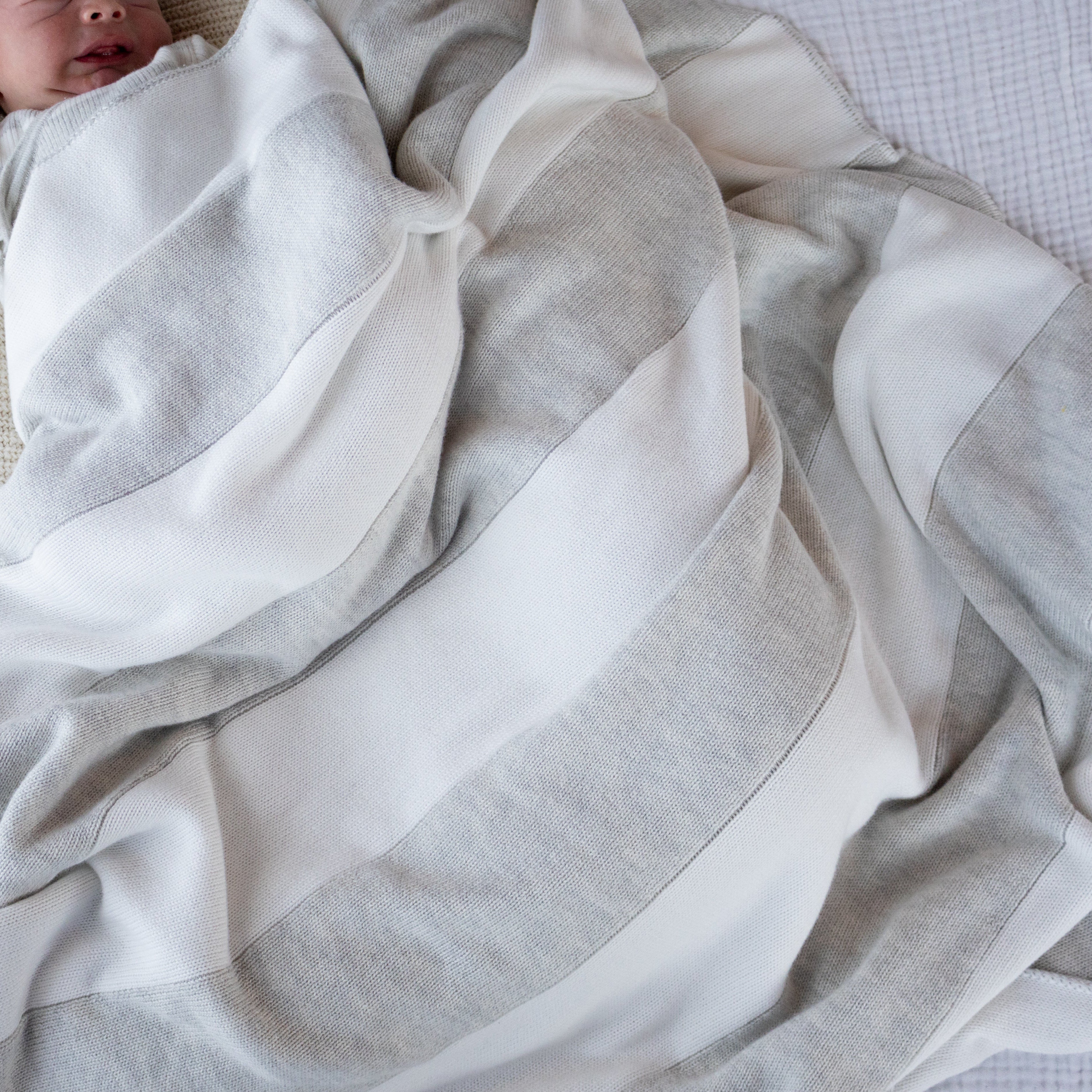 Knit blanket - Large stripes milk and mist