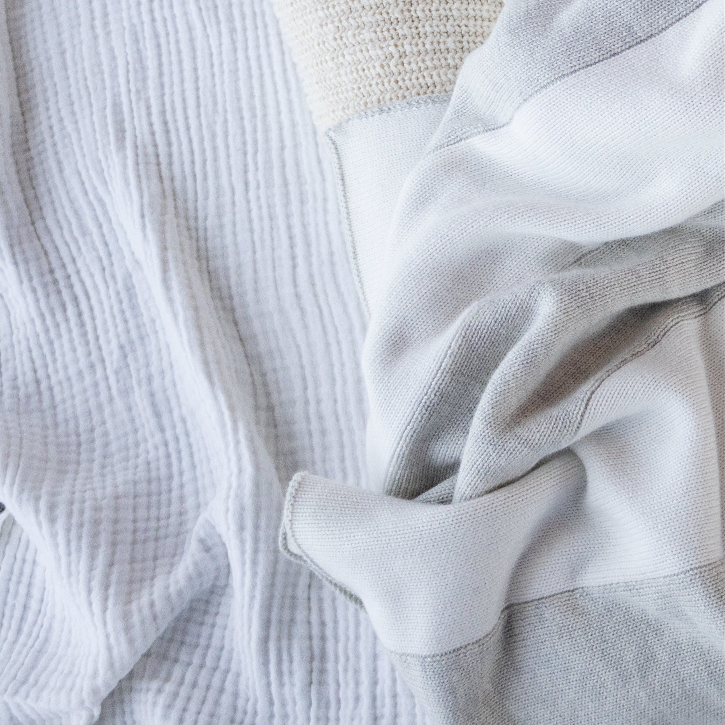 Knit blanket - Large stripes milk and mist